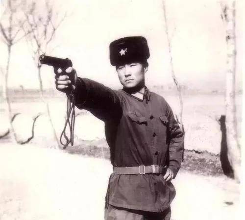 79年,54军160师师长张志信为一处新墓献花圈:献给我的儿子张力