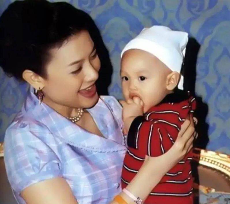 14年泰国"最美王妃",为讨皇室开心赤裸趴地喂狗,全程百人围观_拉米