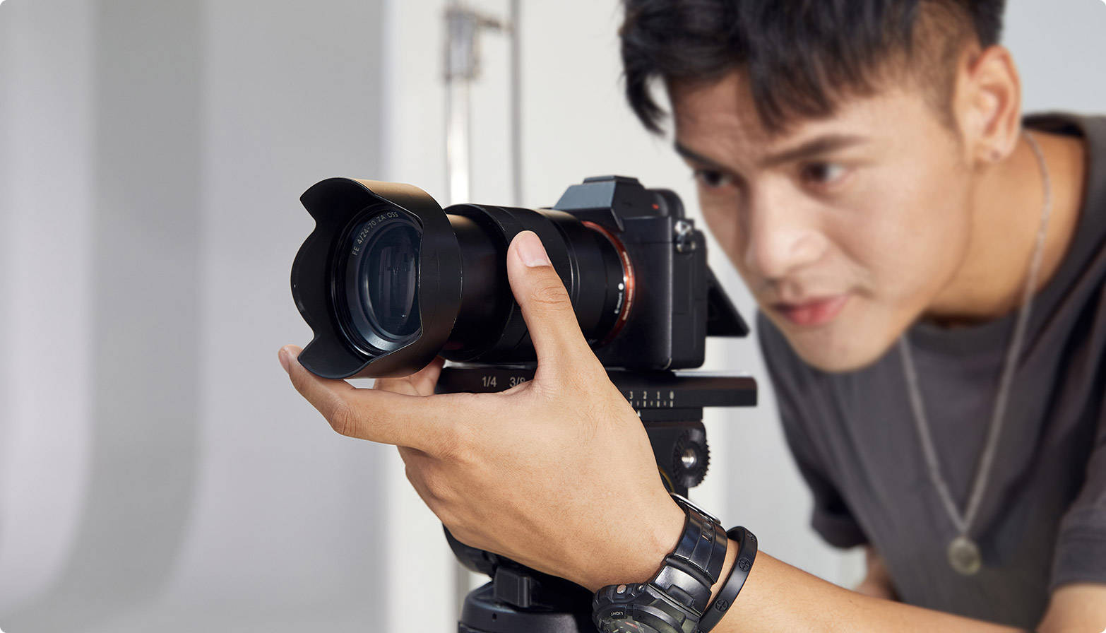 经过正规的证书培训结束的中级:1,在商业摄影师行业工作满4年的2,取得