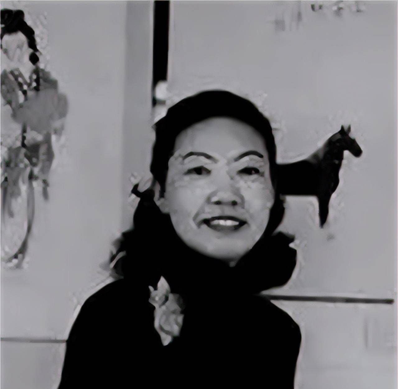 晚年成赚钱工具1949年,溥心畬和小老婆李墨云移居上海,陈毅市长为表