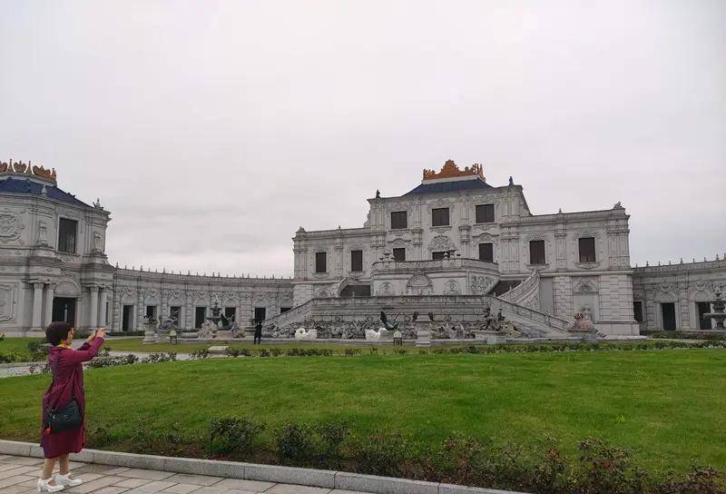 他曾靠挑粪赚第一桶金,14年前筹300亿复建圆明园,如今成功了吗_徐文荣