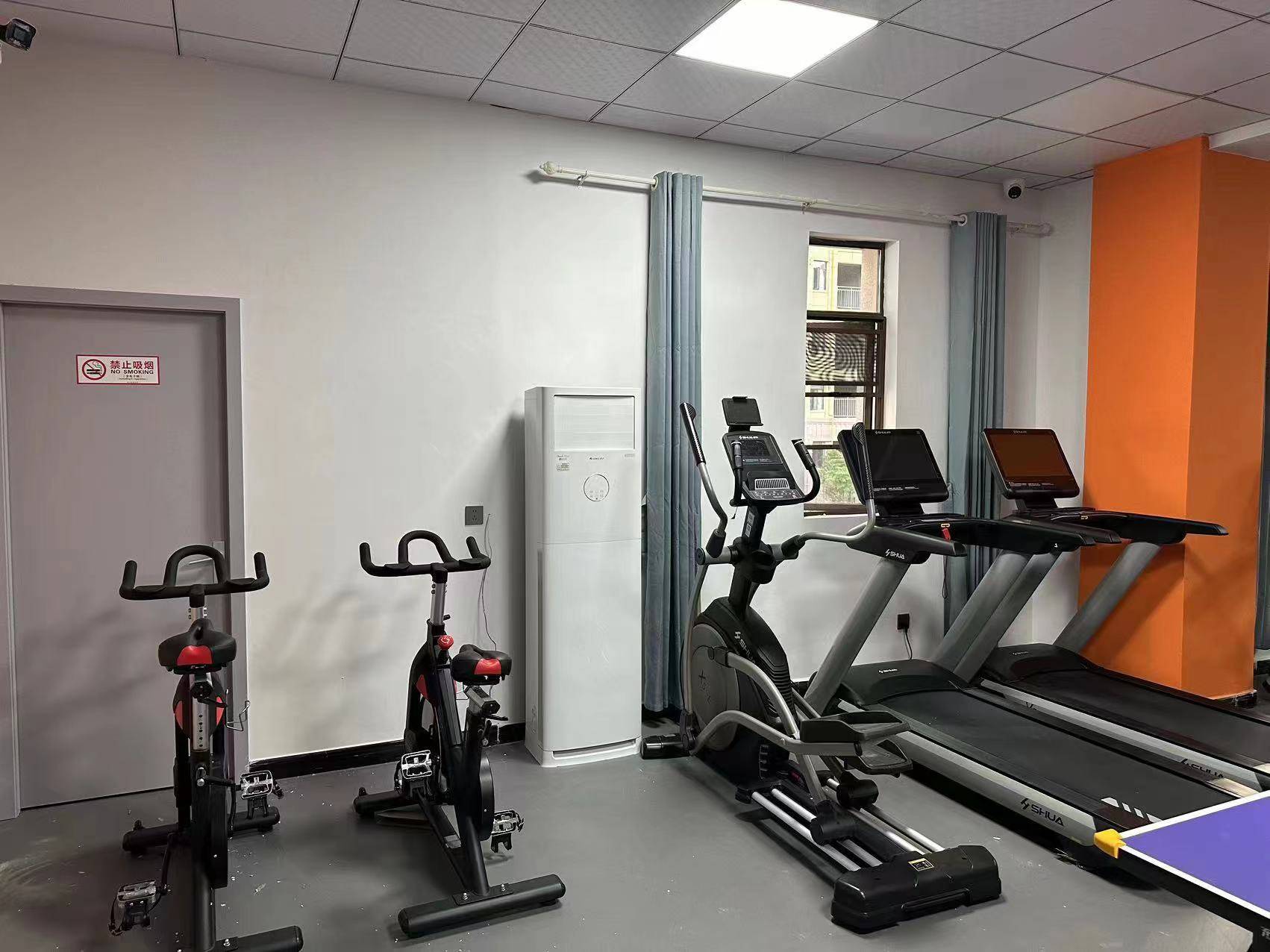 首先,小巧精悍的100平米咕鸽轻量化健身房针对高密度居住区的空间特性