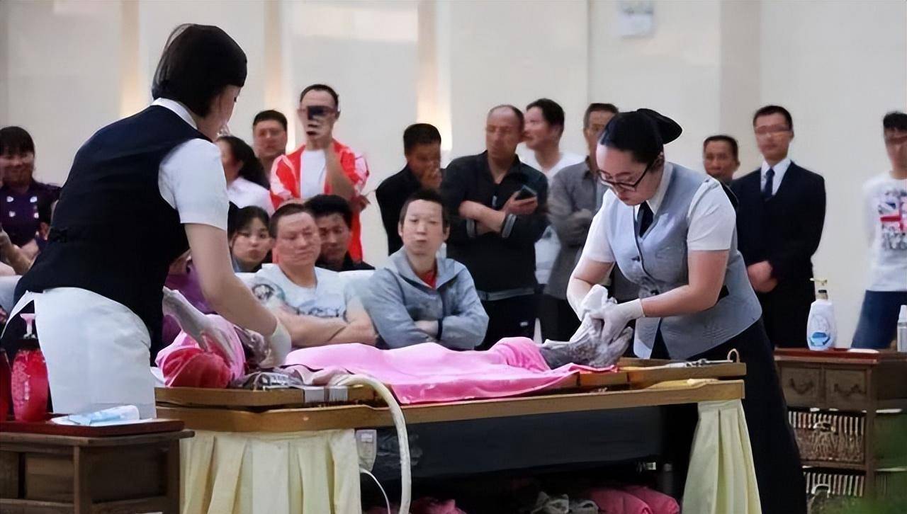 85后美女入殓师服务75000尸体从不参加婚礼,为练胆和尸体睡一起