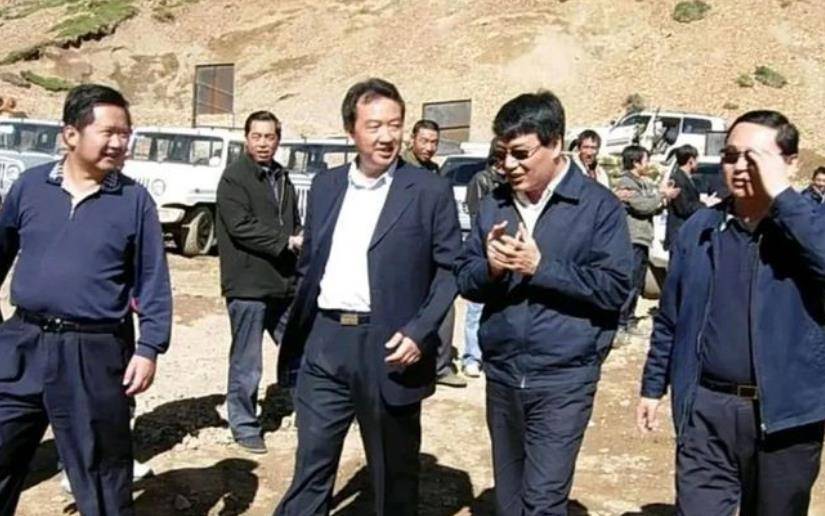 肖永明身家256亿,曾坐3亿飞机回乡给村民发红包,如今却欠221亿_父亲