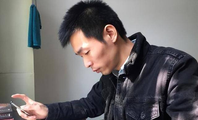 秦玥飞:拒绝百万年薪,回国当村官工资1450,同学:好牌打烂了_工作_毕业