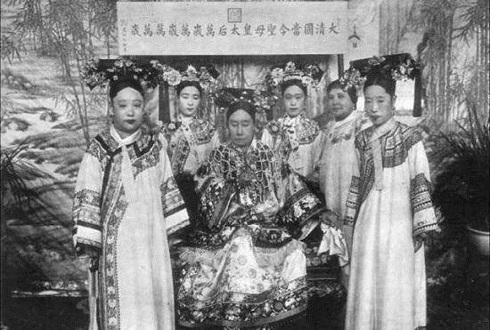 中国古代四大美女,分别是杨贵妃,貂蝉,王昭君和西施,"沉鱼落雁""闭月