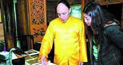 此人称自己是满清后代,至今身穿黄袍留长辫,表示不娶汉人为妻_清朝