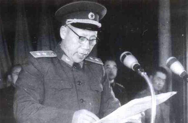 吴富善回乡探亲,哥哥不知该说什么好,一个劲说:好!回来就好!