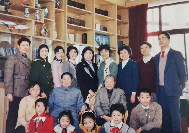 杨得志与家人的珍贵合影,五女一子家庭美满,多张珍贵全家福合影_幅