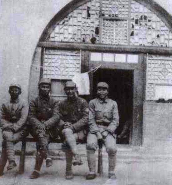 吴富善回乡探亲,哥哥不知该说什么好,一个劲说:好!回来就好!