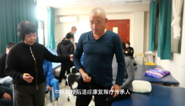中医传承鲍卫红老师脑梗后遗症康复理疗液走进郑州蜜蜂张社区医院康复
