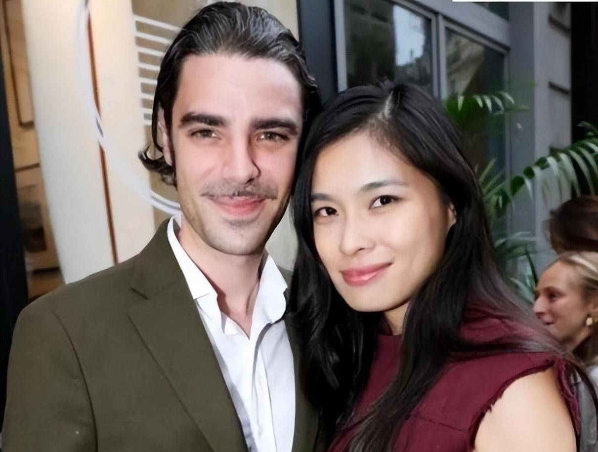 李然凭借着优异的成绩成功考入了北京语言大学金融系,并专心攻读学业
