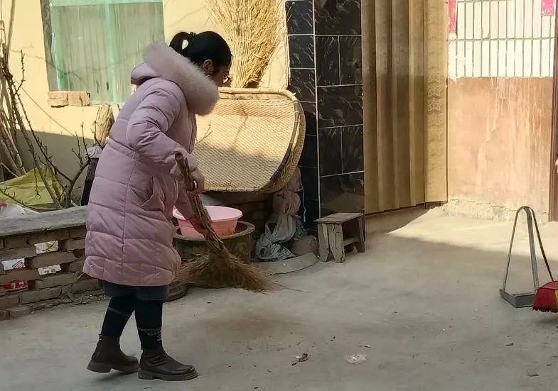 主动到美丽庭院户家中,帮助户主打扫室内外卫生,整理物品,装饰庭院,忙