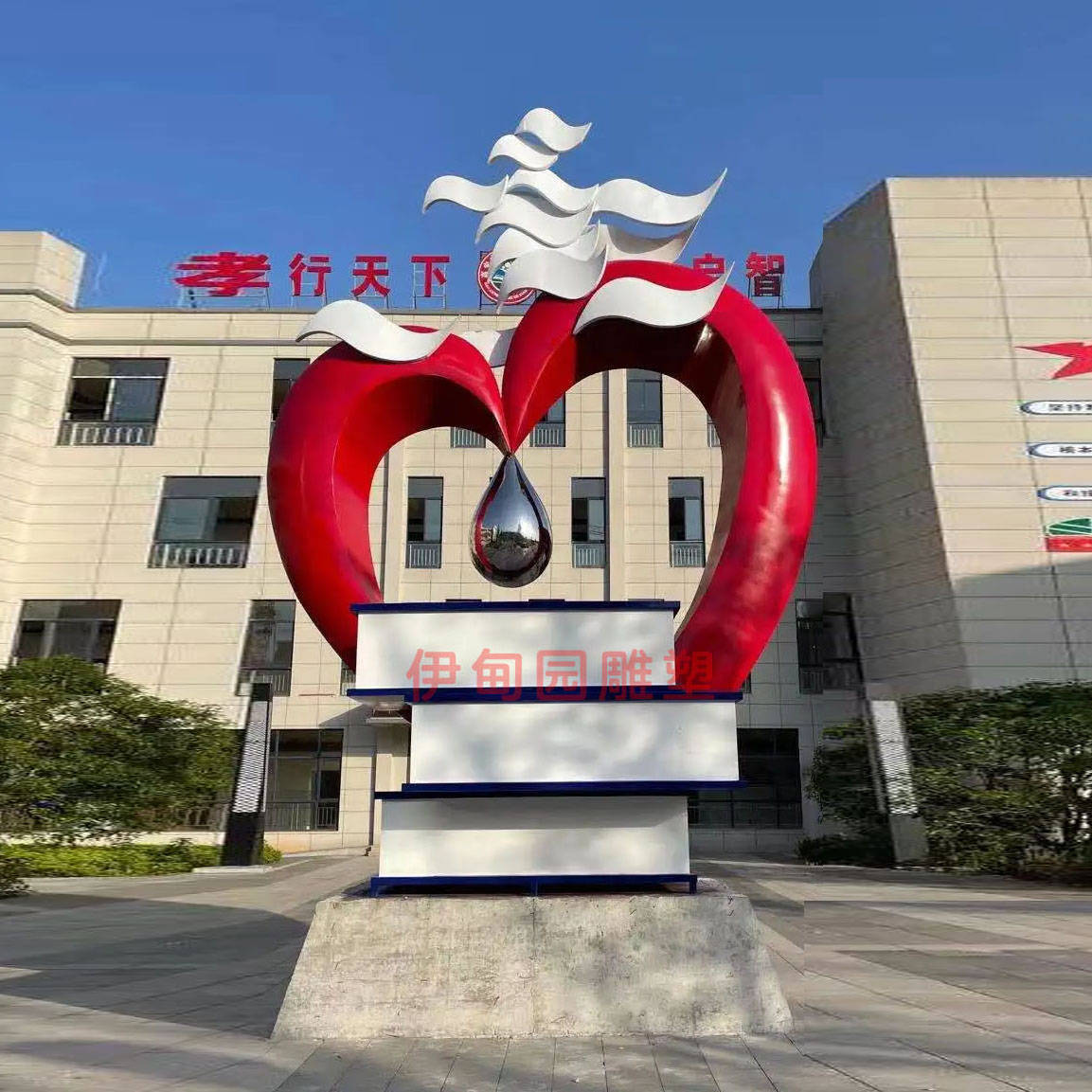 如学校的入口处,中心广场,教学楼前等