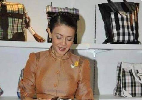 刚拿离婚证的西拉米,面对镜头由衷而笑,2天后被泰王