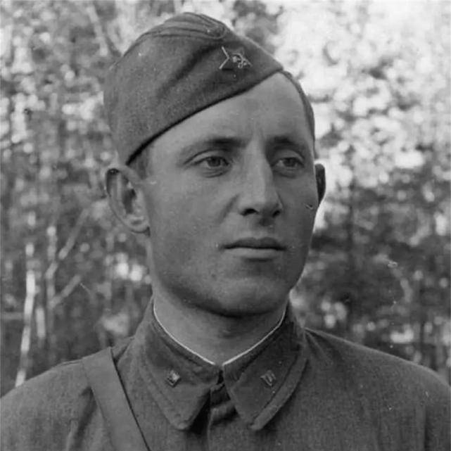 二战苏联最勇猛战士:一人一斧砍杀50名纳粹,一斧头砍停坦克_雷达_罗曼