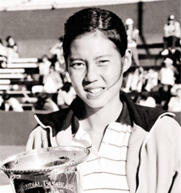 38年前胡娜比赛中途叛逃美国,害惨中国队,如今却高调回国捞金_网球