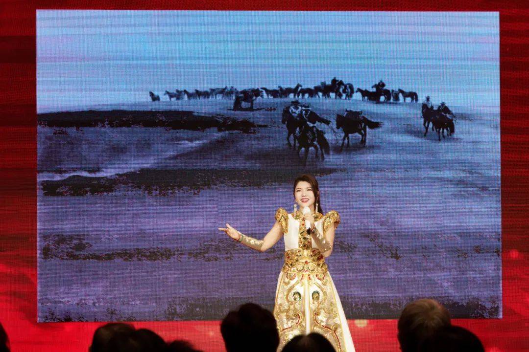 乌兰图雅用歌声点亮中国美术馆之夜!-搜狐大视野-搜狐新闻