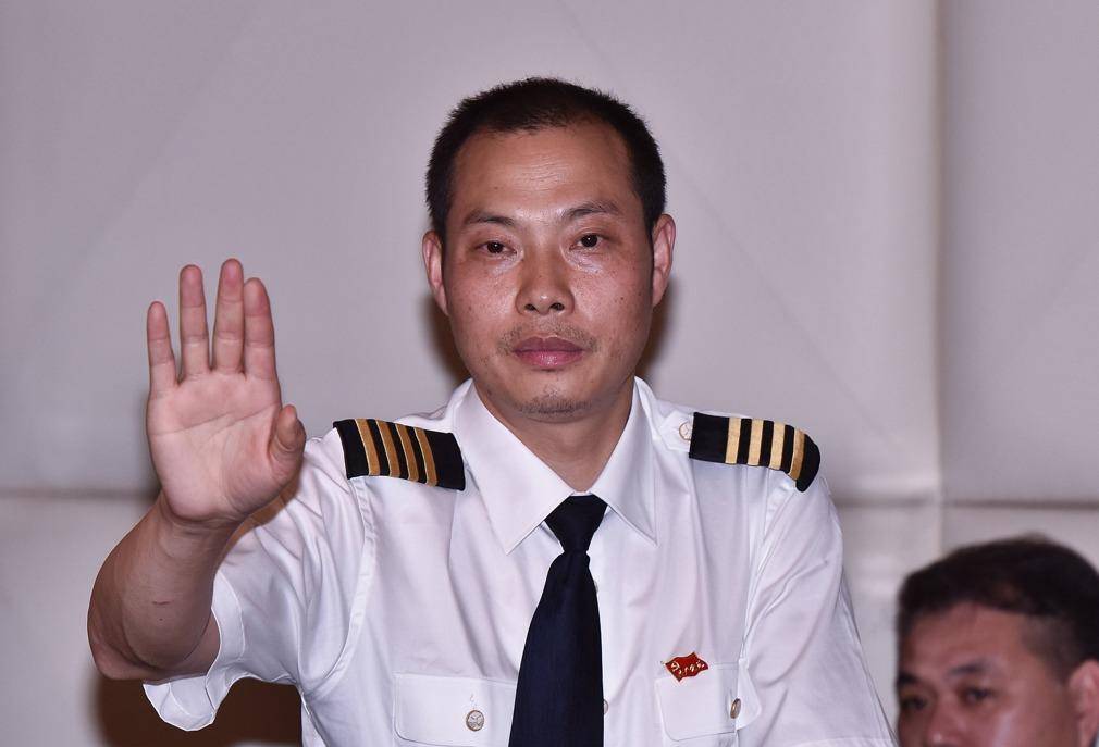 "中国机长"刘传健:34分钟紧急迫降救128人,亲历者含泪感谢_刘传建