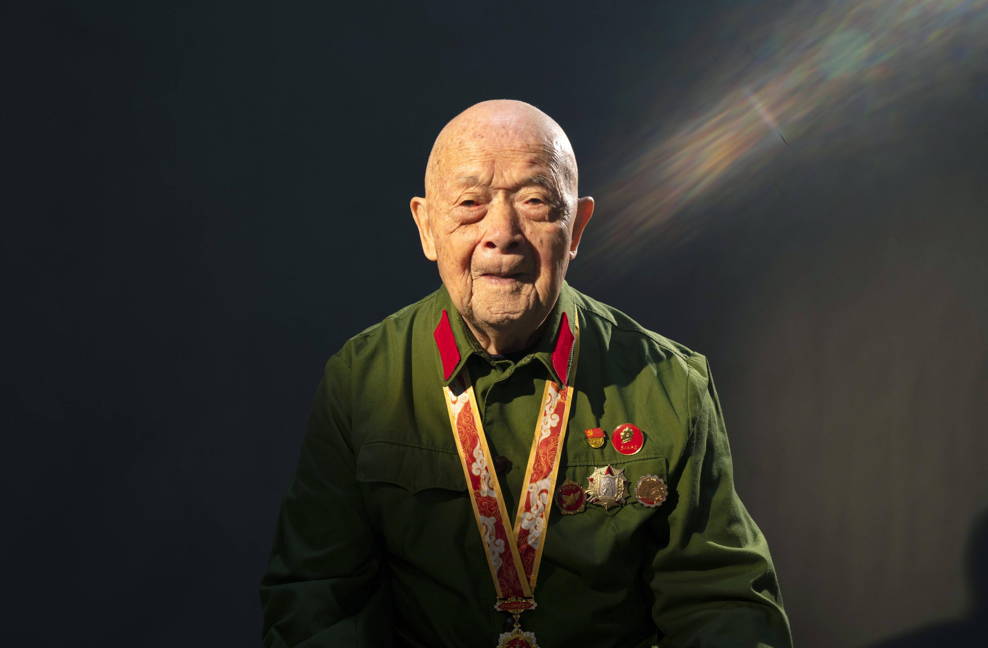 抗美援朝老兵:1人杀敌400,回国隐姓埋名,后因2400元欠款现世_蒋诚