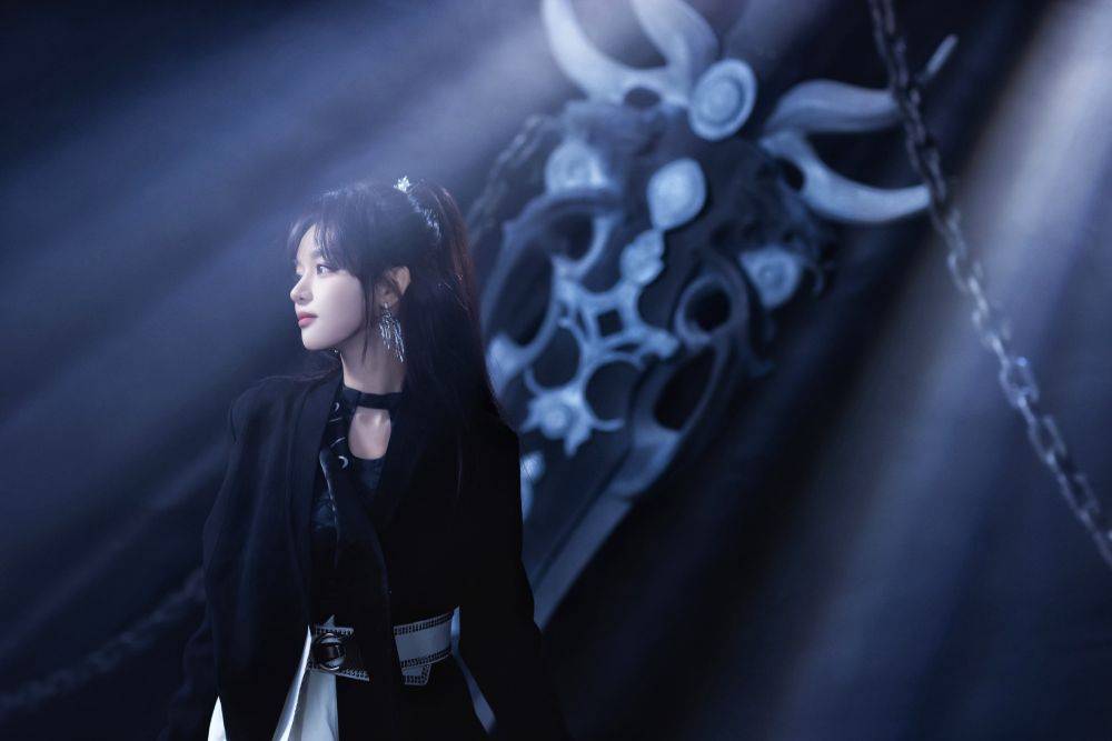 黄霄云这武侠风写真也太飒了!