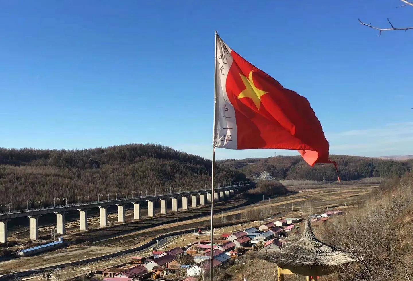 部脫軌,日軍在夜色中混亂一團,再加上抗聯二軍和五軍的勇士們一起開火