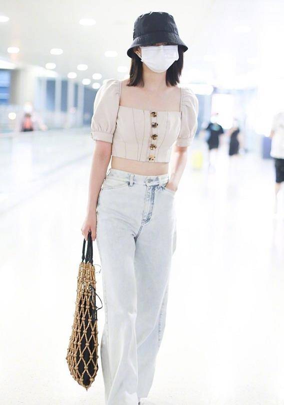 李沁在机场被路人抓拍,口罩把整张脸都遮住,但身材还是"露馅"了_低调