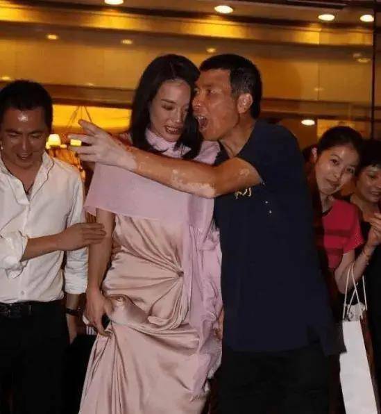 可以看到舒淇和葛优,冯小刚等人一起举杯畅饮,之后舒淇坐在椅子上