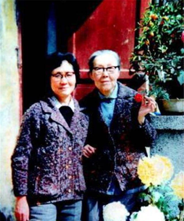 张茂渊:守着一块霞帔等了52年,终于在闺蜜走后,嫁给了如意郎君_李开弟