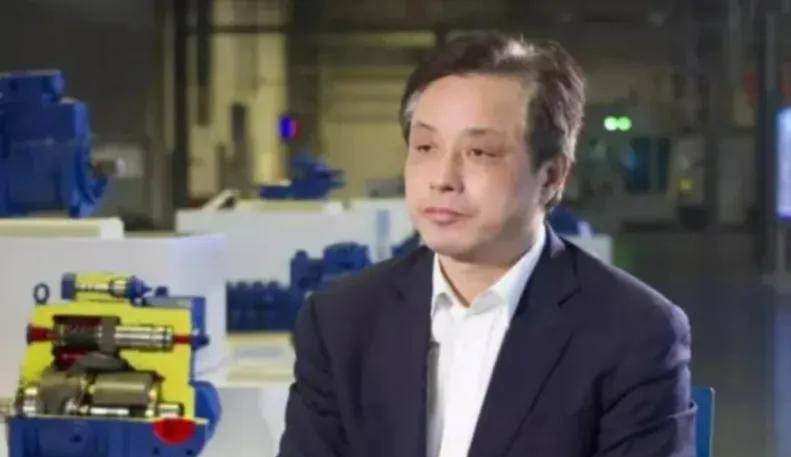 汪立平,1966年出生,因家庭贫困,初中都没能读完,而是进入一家乡镇企业