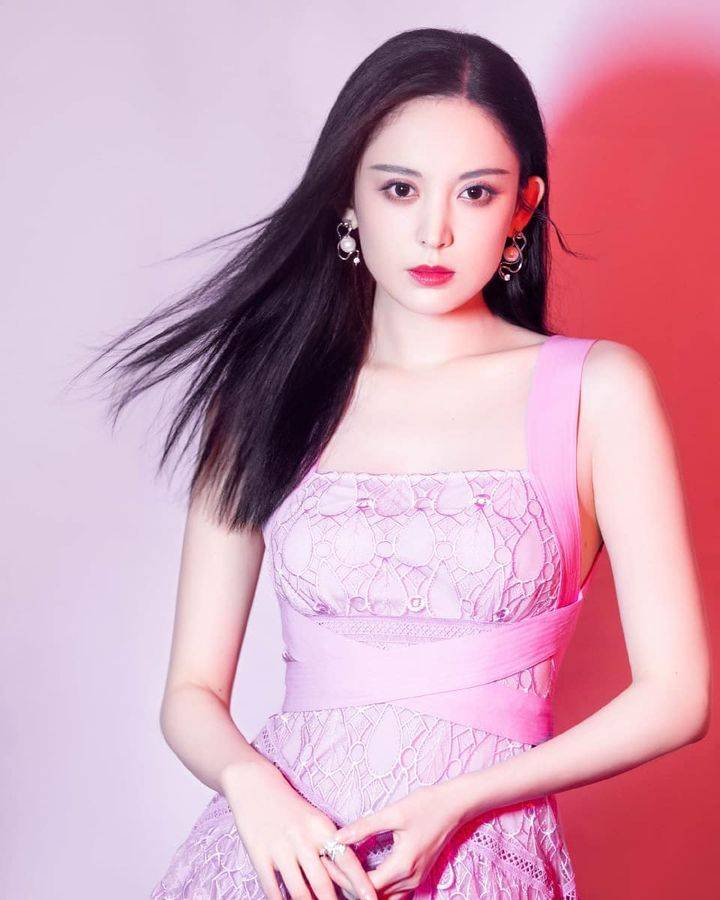 古力娜扎这身材,这太饱满性感了吧!_压力_身姿_连衣裙