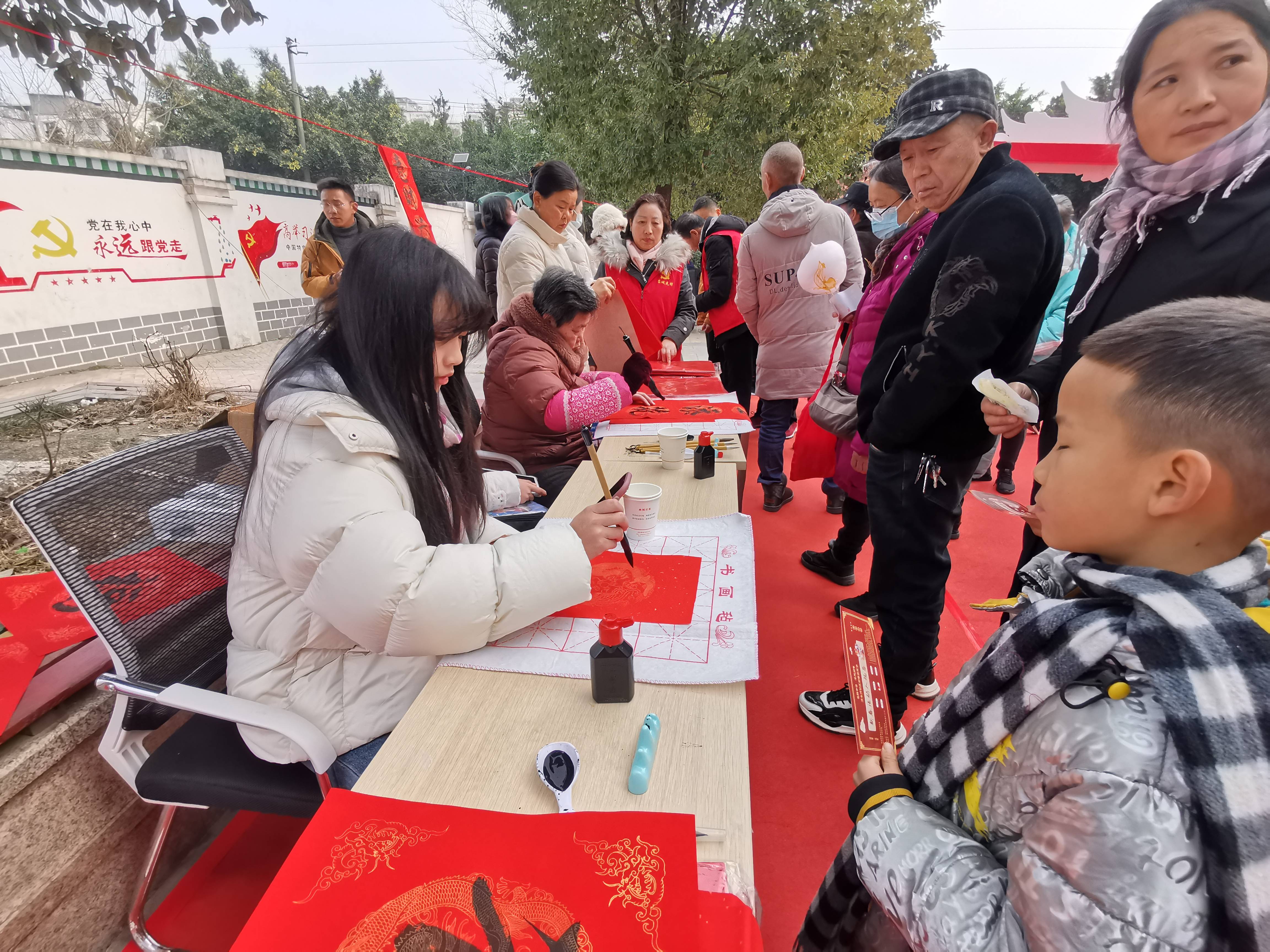 "春到万家·福满社区"