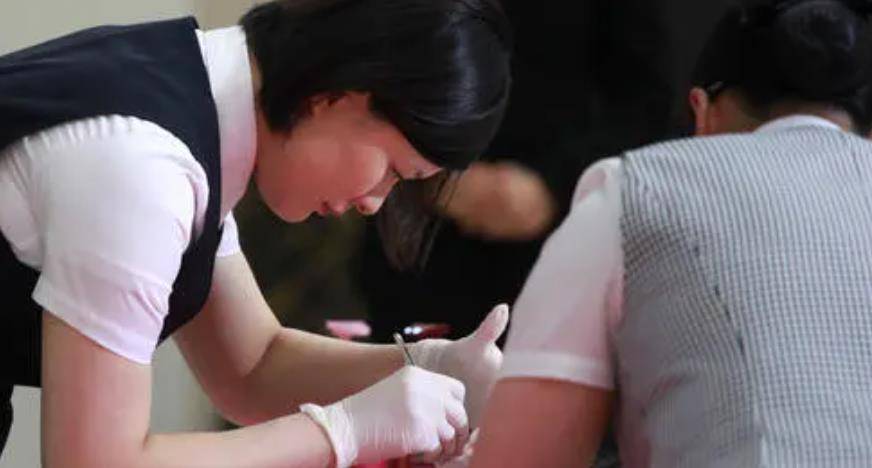 在为逝者剪指甲之后,必须进行打磨,不然可能会勾到到衣服或者刮伤前来