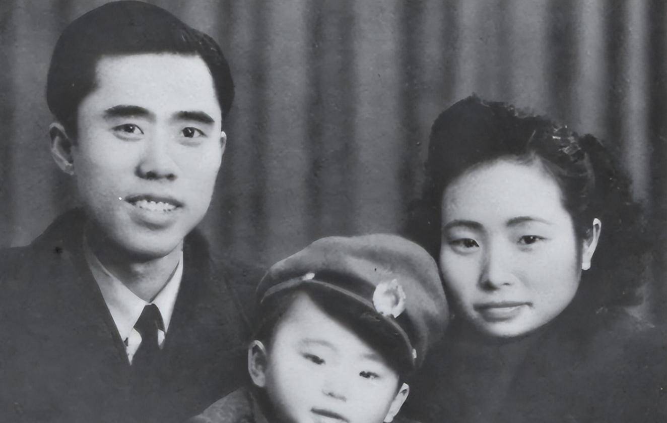 在和江姐相识之前,已经和谭幺姐结婚八年,两人还有一个儿子叫彭炳忠