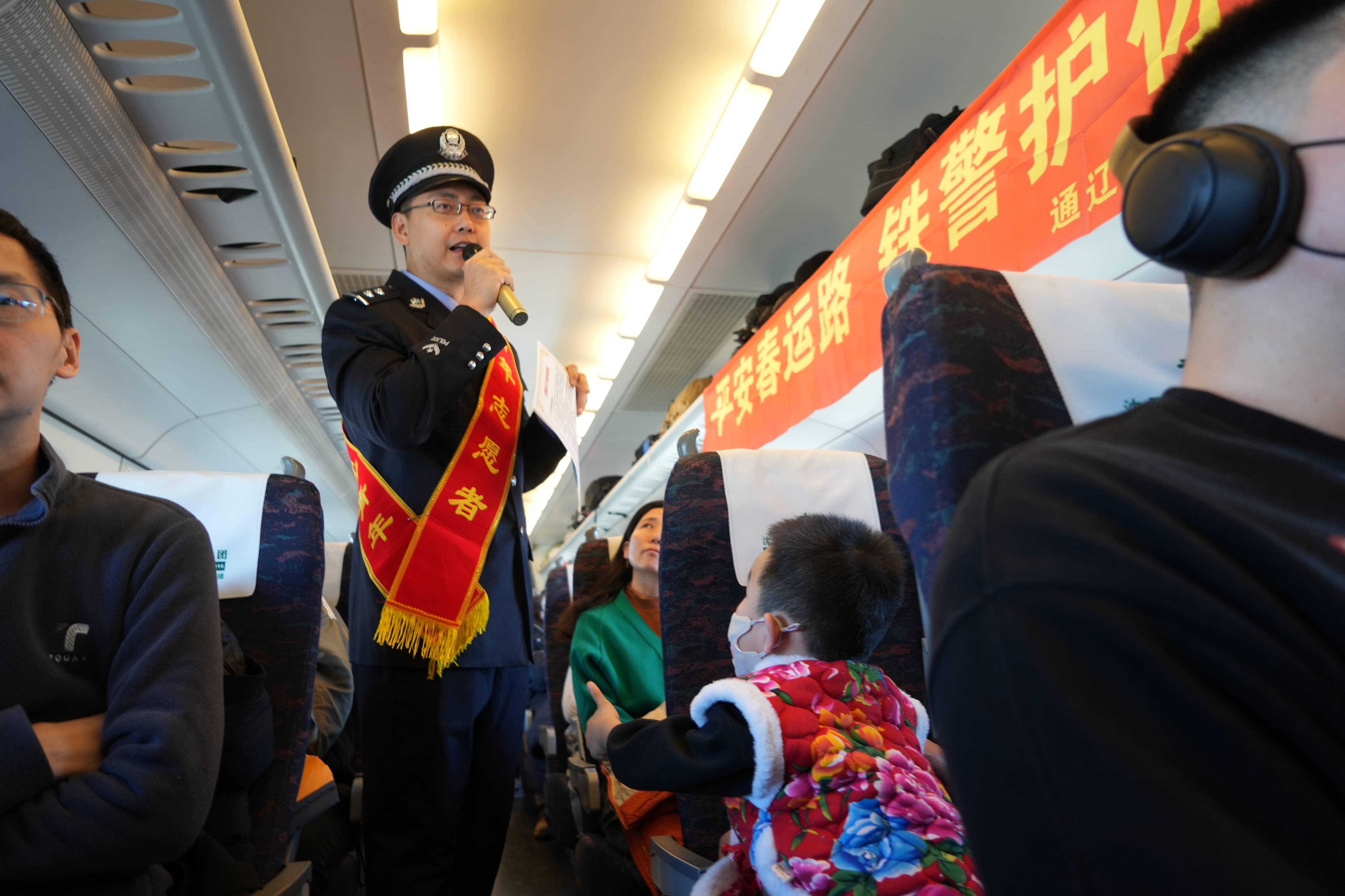 2024春运全国铁路公安民警"风采杯"纪实摄影大赛作品(二)_旅客_活动