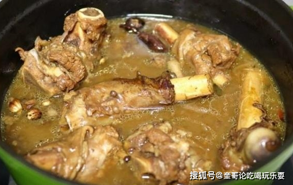 燉羊腿肉是很多人喜愛的美食,但要如何燉煮才能讓其又