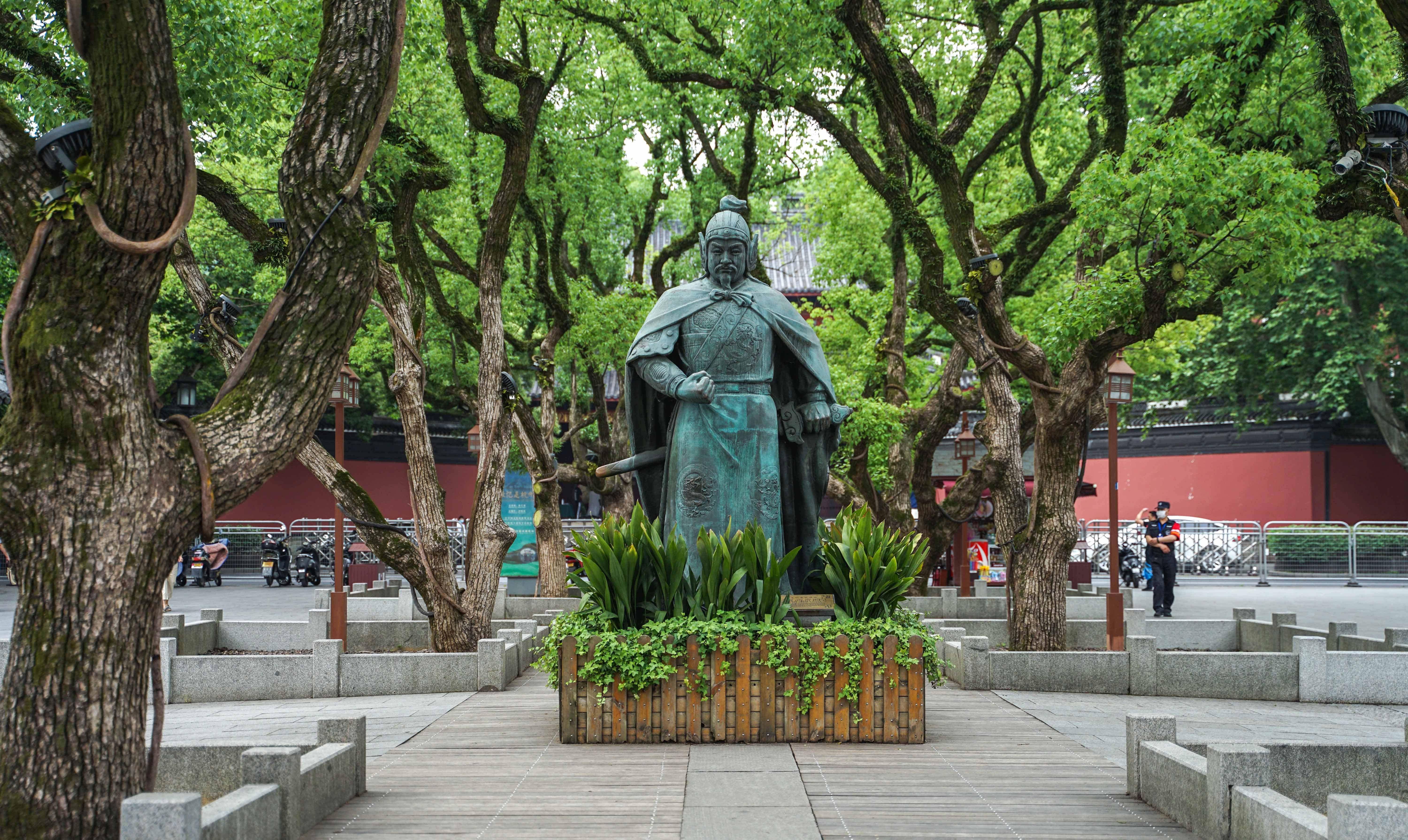 西湖旁,葬着一位民族英雄,陷害他的人在墓旁跪了千年_岳飞_岳王庙