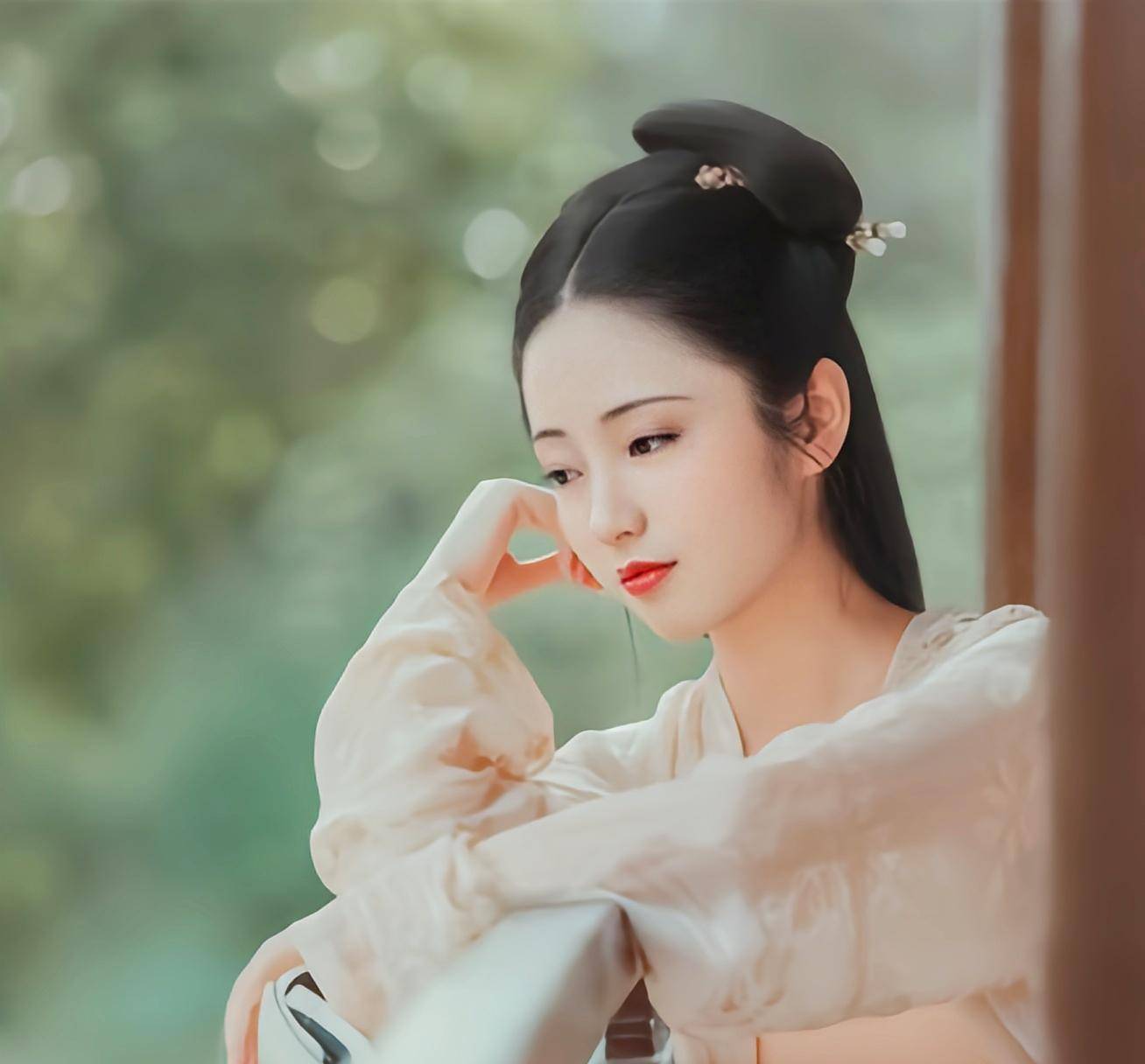 却见邻舫舱中载有丽人,两船很近,稀疏的窗棂可窥徐妃半面,更增几分