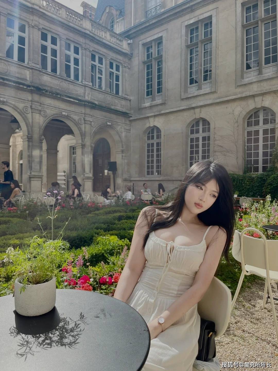 圆润36d极品尤物的米色吊带时尚穿搭:性感 迷人 又大方