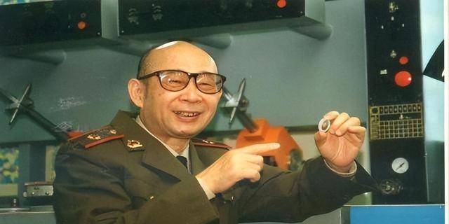 中国导弹打得准,全因这位穿五块钱背心,破解了钱学森密码的老人_伯龙