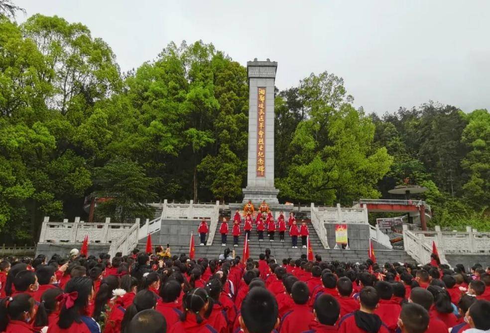 恩施州鹤峰县城娄水河畔湘鄂边苏区革命烈士陵园因满山红杜鹃花盛开而