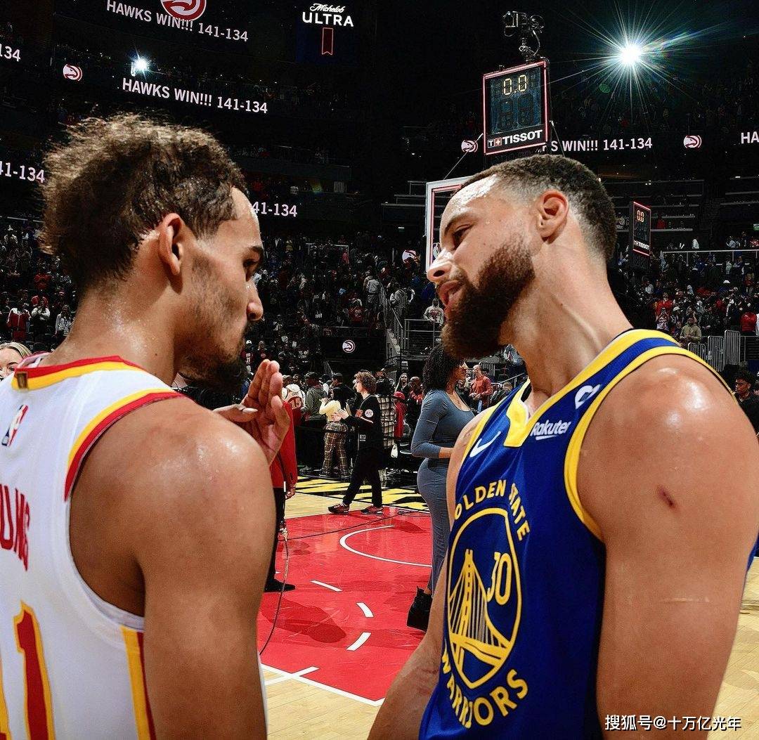 赛后特雷杨和库里在球场上拥抱,杨经常说他仰慕库里,并对有机会和自己