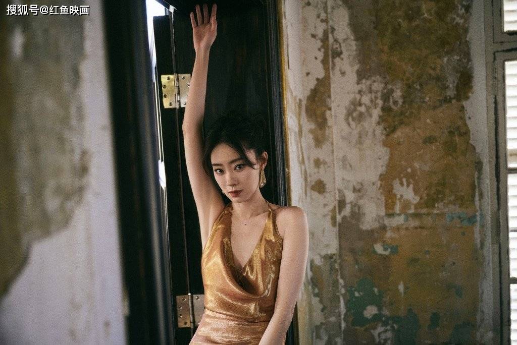 张小斐 金色吊胸礼服写真