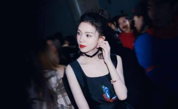 迷之尴尬的是,公司安排她给同时期的小花金晨,胡冰卿等作配就算了