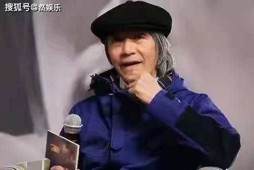 他前往一家知名发型师的店铺,要求体验当下最流行的离子烫发型.