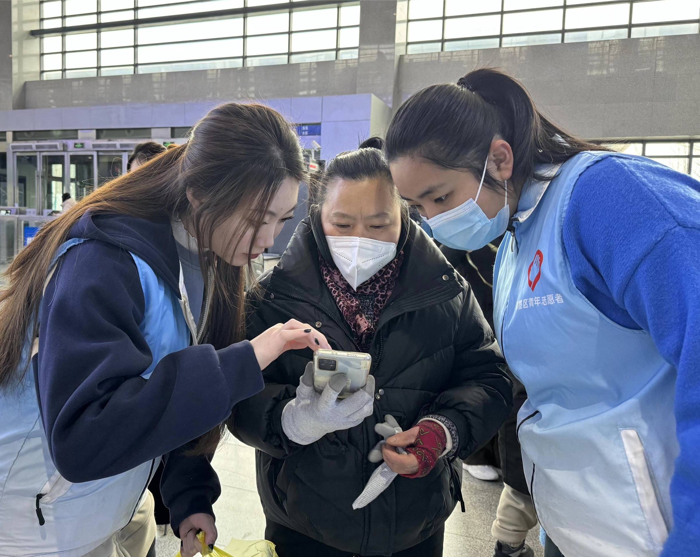 青岛即墨:志愿服务暖人心,护航春运添温度