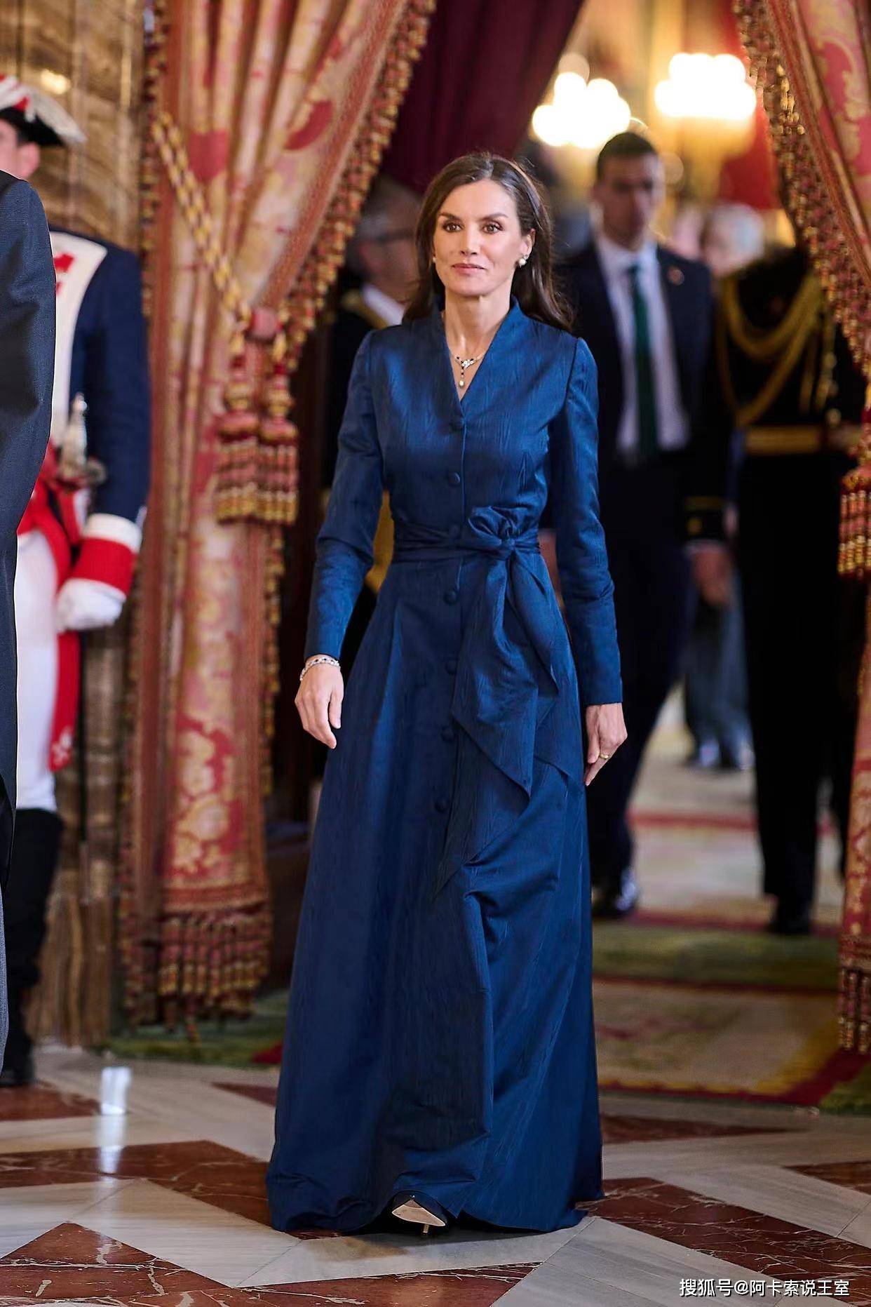 西班牙莱后刚刚结束王室活动,就立刻投身事业,不甘寂寞担心被王室甩在