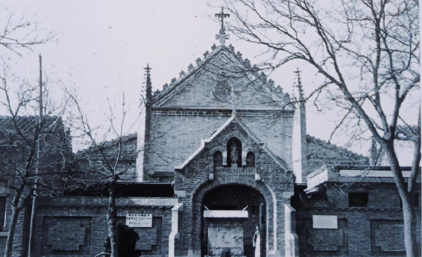 1913年4月他抵达天津,任法国驻天津总领事馆医官,第二年4月来到北京