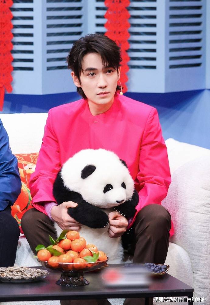 朱一龙身穿芭比粉外套亮相央视《下一站春晚》,真是人帅啥色都能驾驭!