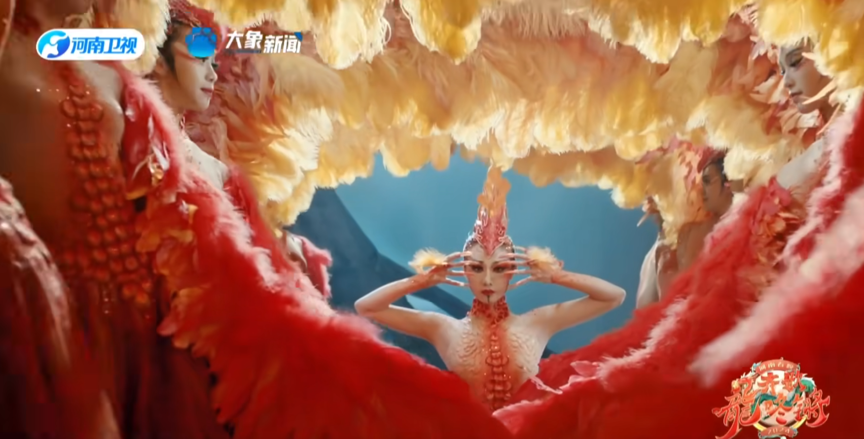 那时候还没有状似妖魔的长指甲清汤寡水的一张脸画着淡淡的舞台妆.